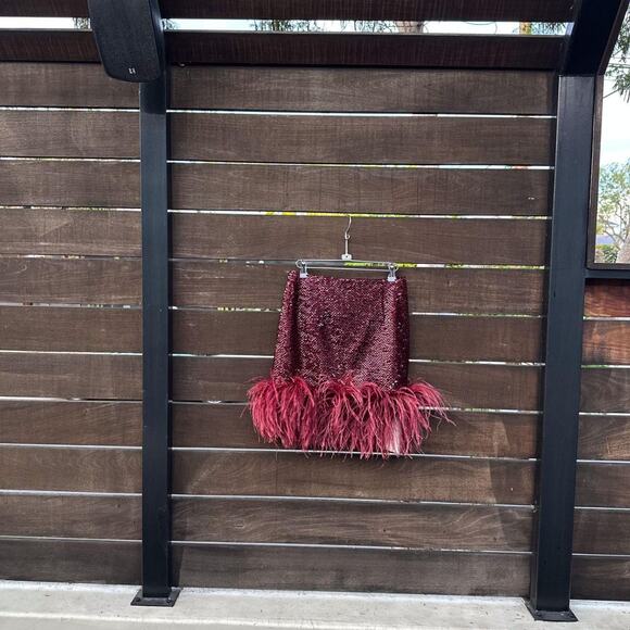 16Arlington Giaci Feather-Trimmed Sequined Mini Skirt in Borgogna - Picture 5 of 8